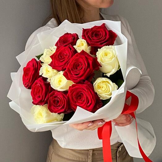 "Noche romántica" ramo de rosas blancas y rojas