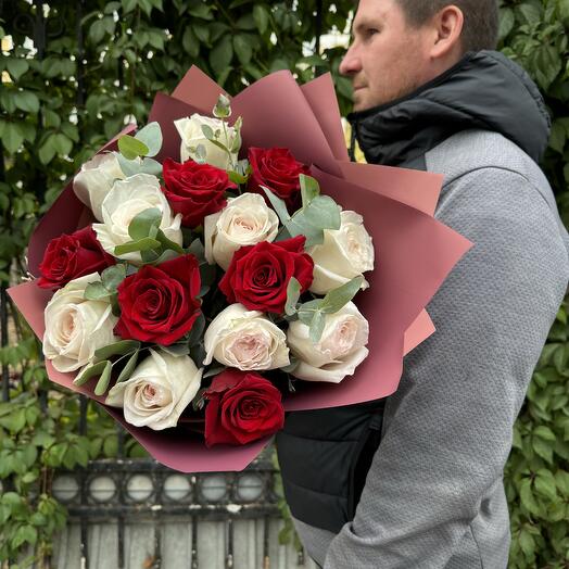 Букет из 15 роз Эквадор с эвкалиптом