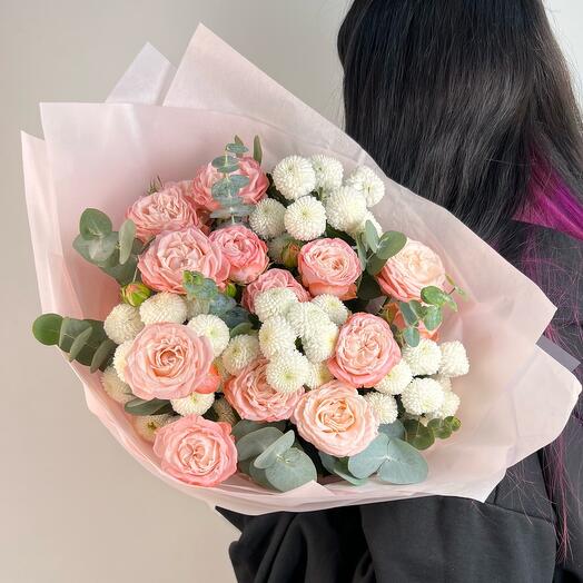 Ramo de rosas de peonía rosa y lindos crisantemos