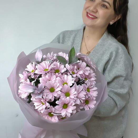 Нежный букет из лавандовых кружевных кустовых хризантем и веточек сочного рускуса в дизайнерской упаковке