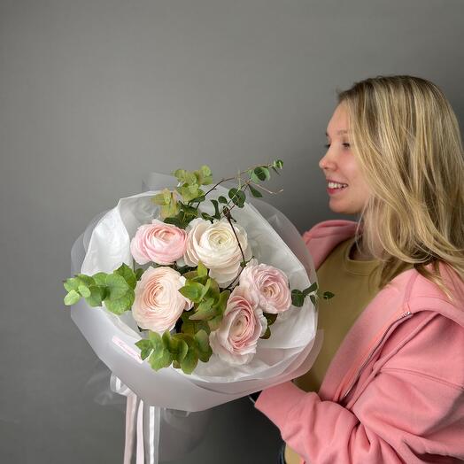 Букет из ранункулюсов и эвкалипта