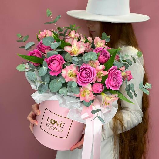 Насыщенная композиция в коробке из пион розы,альстромерии и эвкалипта