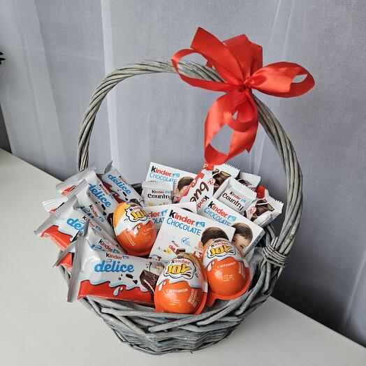 Сладкая корзина с киндер  "Kinder"