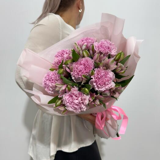 Нежно-розовая альстромерия и диантусы в дизайнерском оформлении 💕