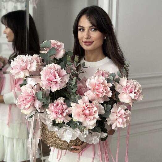 Корзина с французскими розами «Pinki» и эвкалиптом