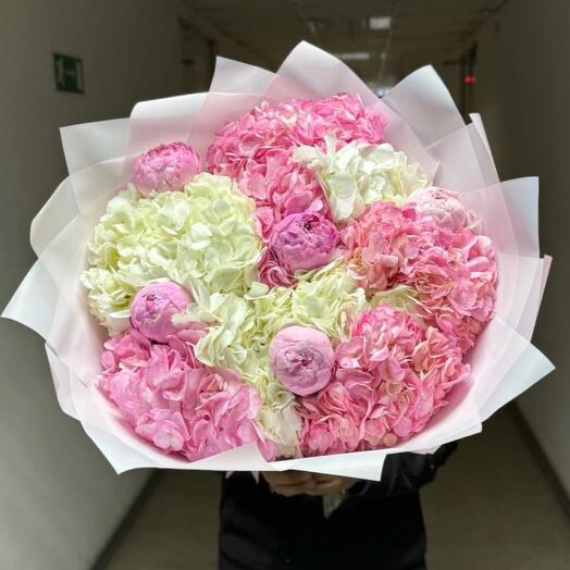 Букет из гортензии с пионами