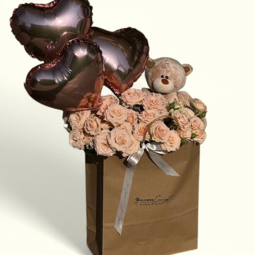 Кустовые розы с мишкой и шариками сердечками в пакете 😍