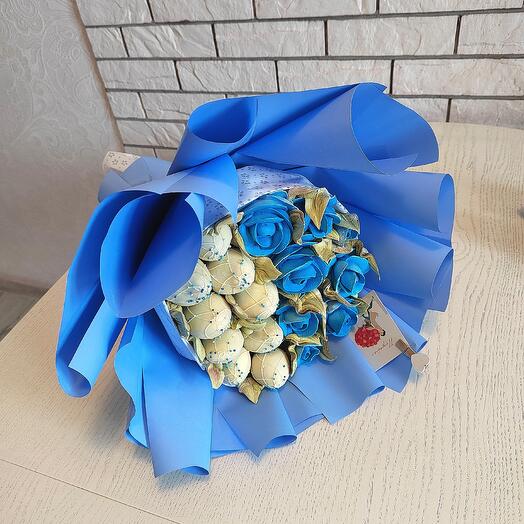 Bouquet of marshmallows and strawberries in chocolate