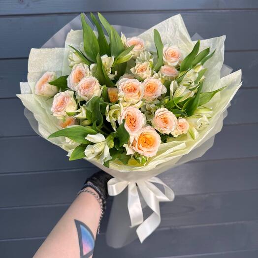 Delicate bouquet with a bush rose