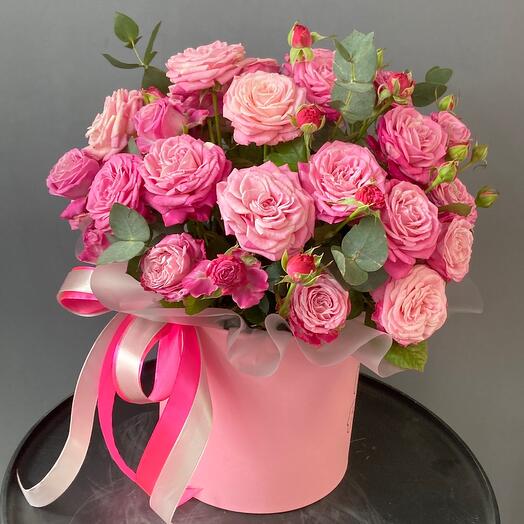 Кустовые розы в большой коробке 💗