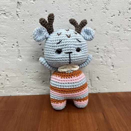 Вязаная игрушка «голубой олененок»