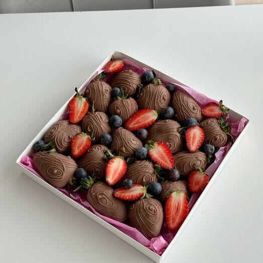 Свежая клубника в молочном шоколаде