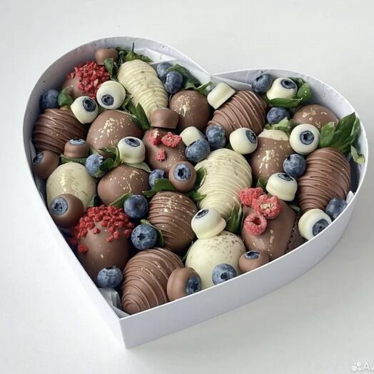 Chocolate-covered strawberries for March 8th "Favorite"