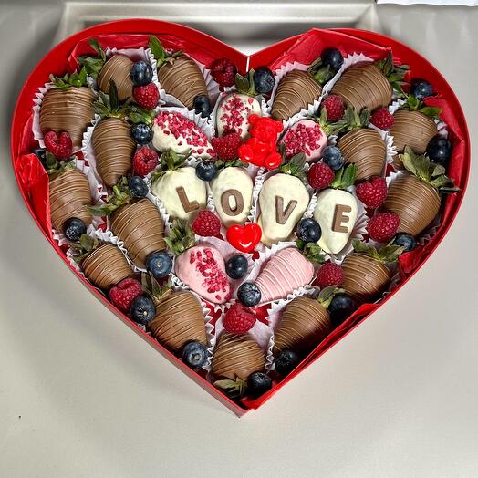 Chocolate-covered strawberries "heart" 25-28pcs