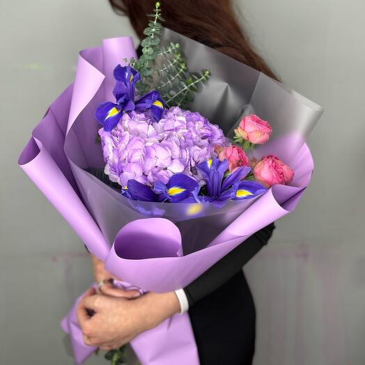 Яркий букет с гортензией, ирисами и кустовой розой