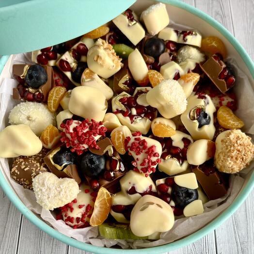 Большой набор ягод, фруктов, маршмеллоу в шоколаде