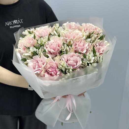 Сборный букет из нежных ажурных роз и альстромерий