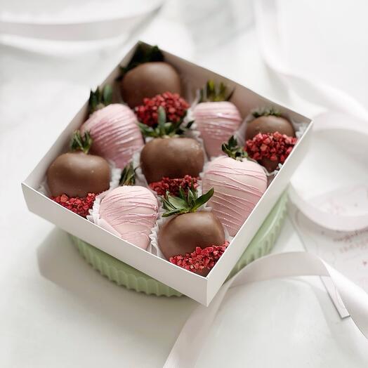 Клубника в шоколаде 9 штук pink
