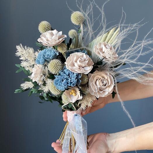 Bride's bouquet of dried flowers and stabilized roses (powdery, natural and blue)