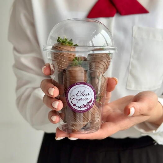 Fresas cubiertas de chocolate en un vaso