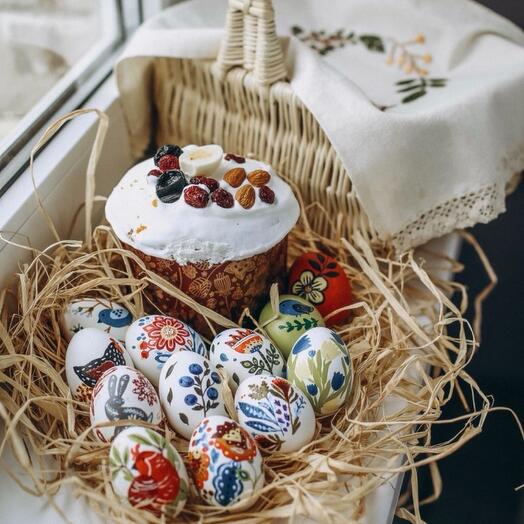 Корзина Кулич и пасхальные яйца
