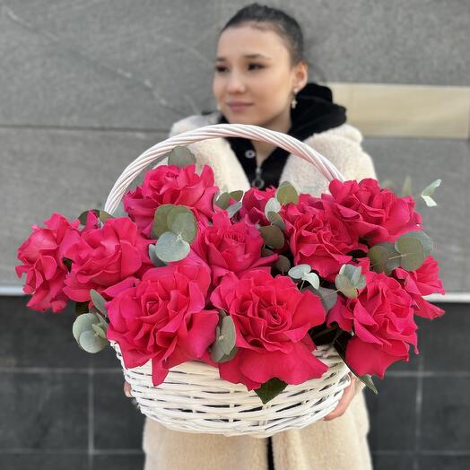 Акция! WOW Корзина с Французскими Розами и Ароматным Эвкалиптом
