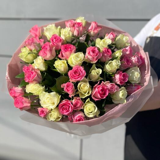 Букет из бело-розовых роз 51 шт