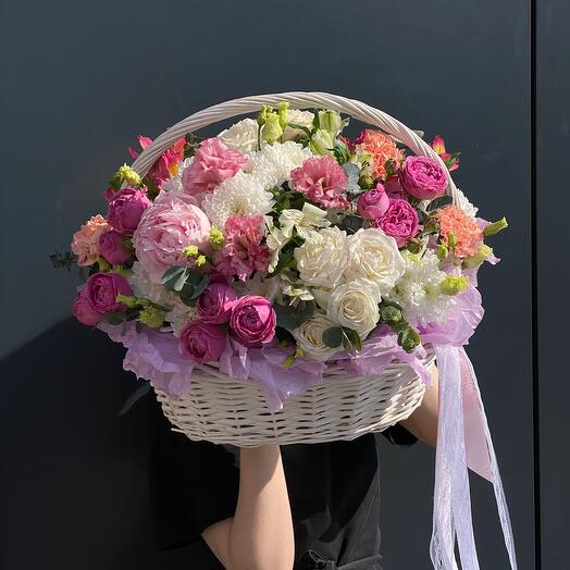 Композиция в корзине с цветами💖