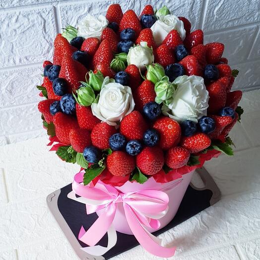 Букет клубника/розы Люксембург 🍓🌹