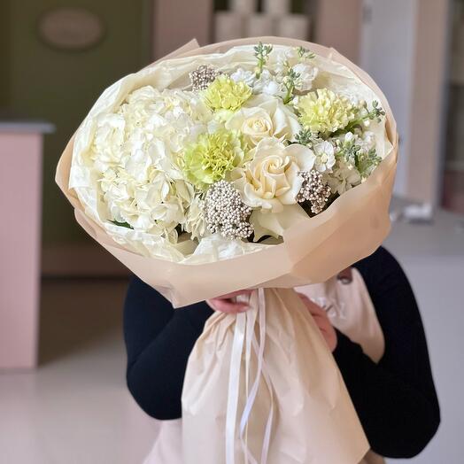 Белый букет с маттиолой и гортензией