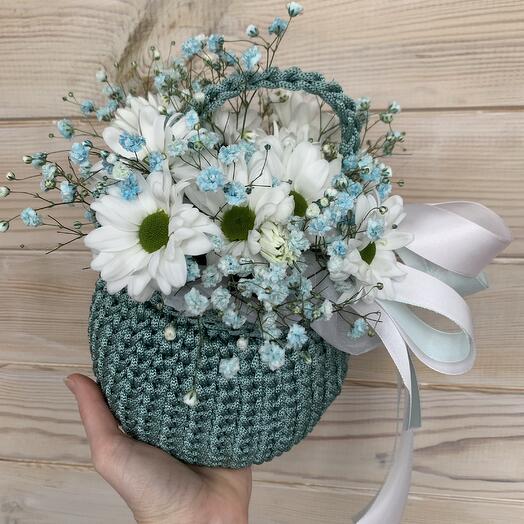 Нежный букет комплимент с хризантемами и гипсофилой