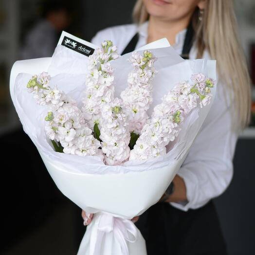 Букет цветов из нежной, ароматной маттиолы