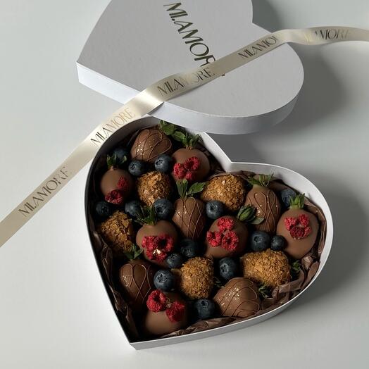 Клубника в шоколаде в коробочке сердце на 16 ягод