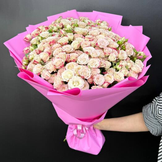 Букет розовых кустовых роз 💐