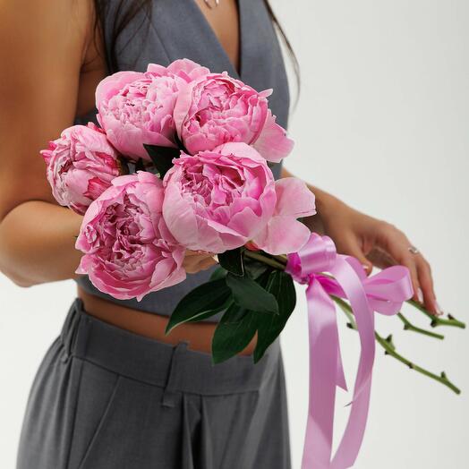 5 пионов с лентой