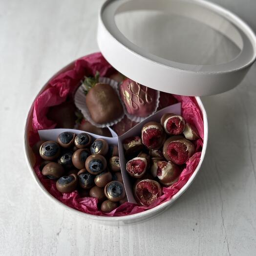 Круглая коробочка с миксом ягод в 🍫
