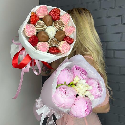 Подарочный набор «Два букета» (клубника в шоколаде Callebaut и пионы Сара Бернар)