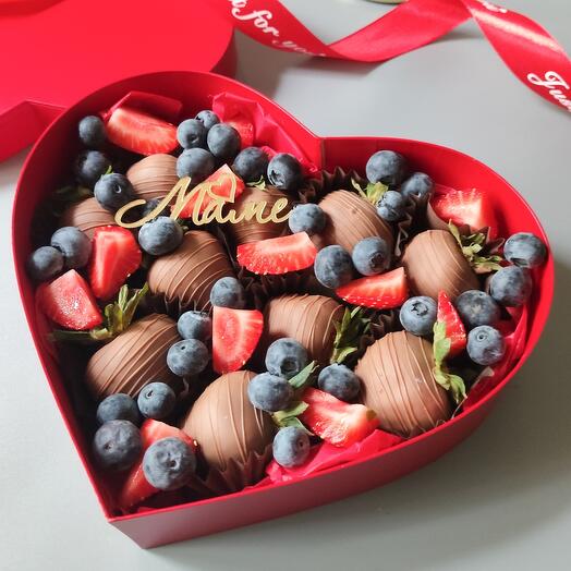 Набор клубники в шоколаде с голубикой в подарок маме, мамочке