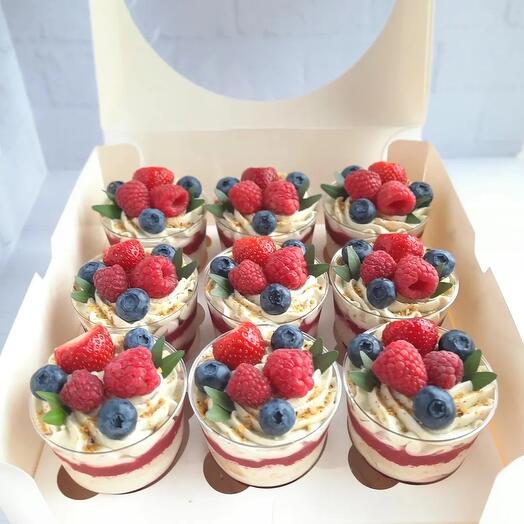 Трайфлы с ягодами