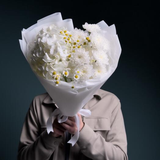 Нежный букет гортензия хризантемы ромашка