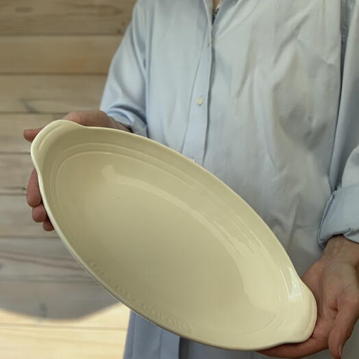 Керамическая тарелка в бежевом оттенке