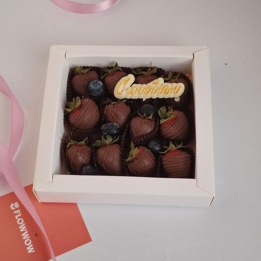 Клубника в шоколаде 12шт с любовью