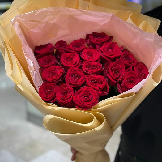 Алые розы 19 шт