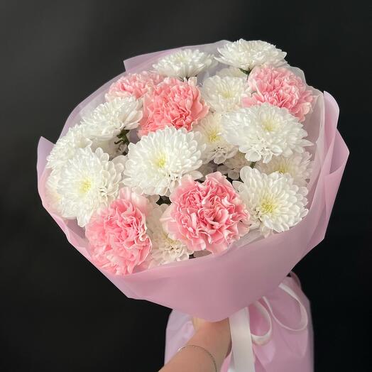 Букет из кустовых белых хризантем и розовых диантусов