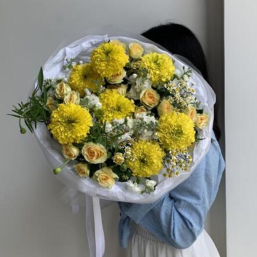 Авторский букет с бархатцами, маттиолой, ромашкой и кустовой пионовидной розой