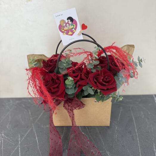 Корзина с цветамиLove