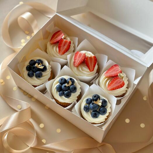 Набор «Дуэт» из 6 капкейков с клубникой и голубикой
