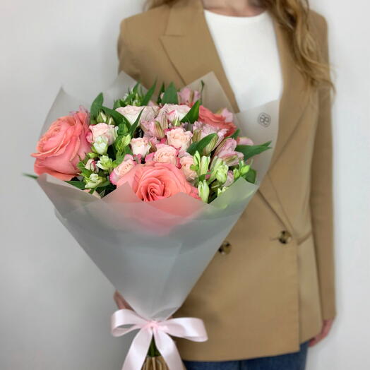 Букет из роз "Сага", кустовых роз "Рефлекс", розовых альстромерий и белых альстромерий "Шармелия"