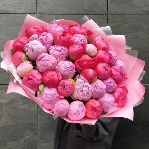 Букет из 35 розовых и коралловых пионов
