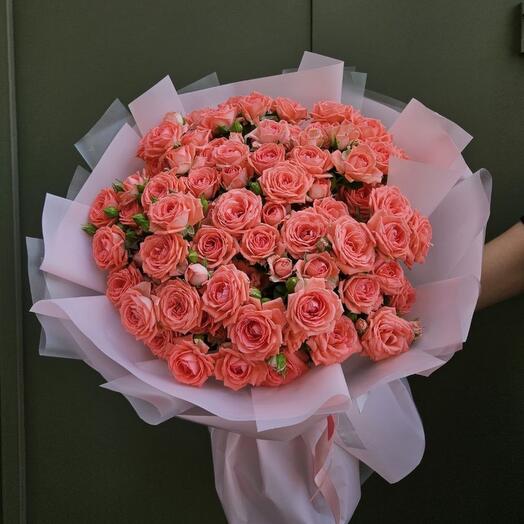 13 кустовых коралловых роз
